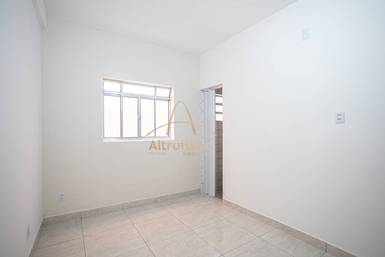 Casa à venda com 5 quartos, 240m² - Foto 4