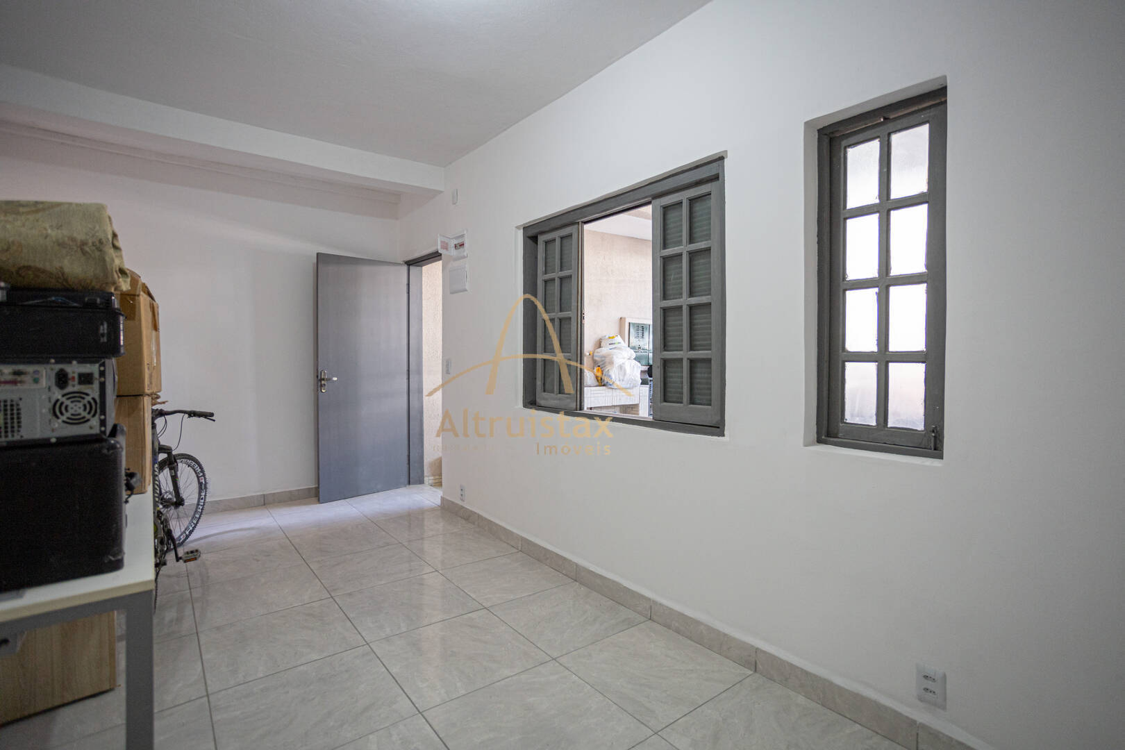 Casa à venda com 5 quartos, 240m² - Foto 2