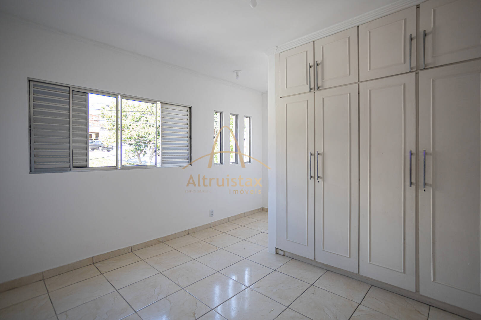 Casa à venda com 5 quartos, 240m² - Foto 18