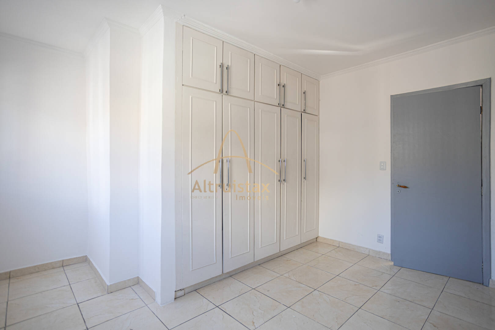 Casa à venda com 5 quartos, 240m² - Foto 17