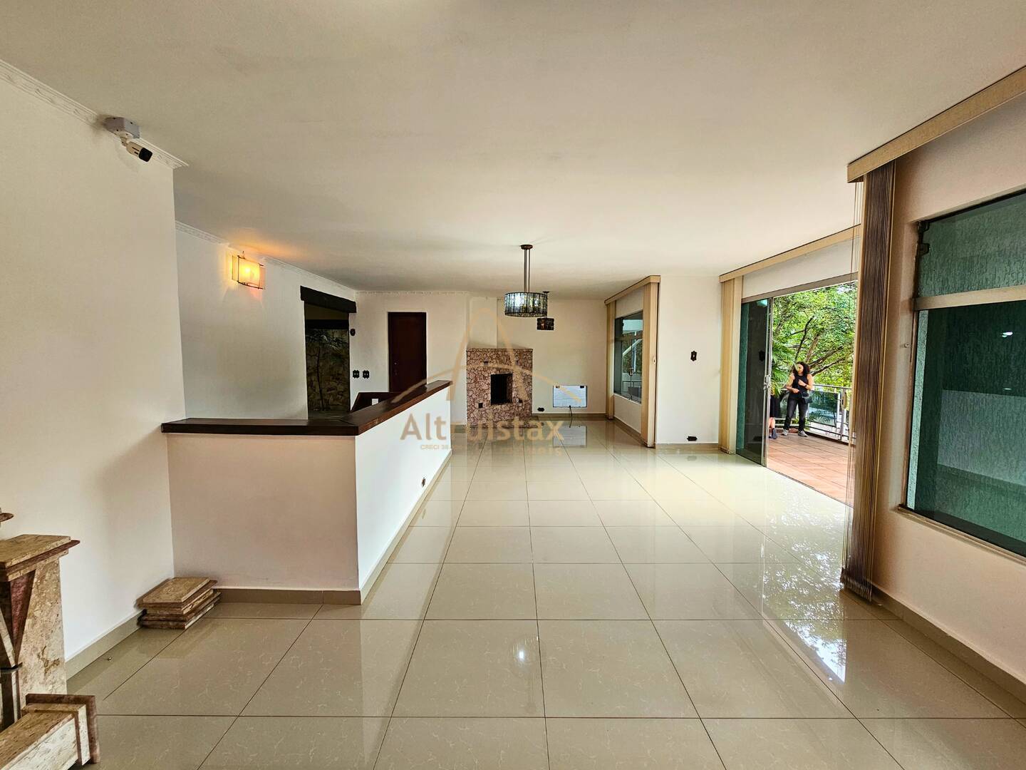 Casa à venda com 4 quartos, 300m² - Foto 2